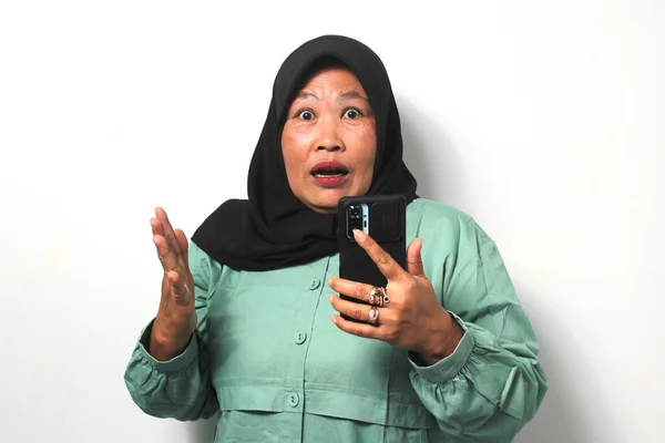 Wanita Asia Paruh Baya Yang Mengenakan Jilbab Hitam Dan Mengenakan — Stok Foto