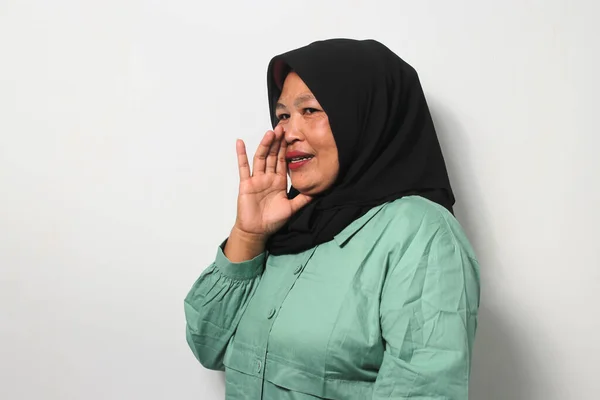 Azjatki Średnim Wieku Czarnym Hidżabie Ubrane Luźną Koszulę Trzymające Się — Zdjęcie stockowe