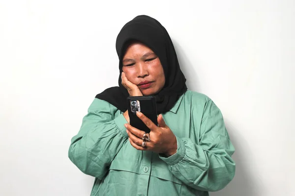 Azjatki Średnim Wieku Czarnym Hidżabie Ubrane Luźną Koszulę Patrzące Galerię — Zdjęcie stockowe
