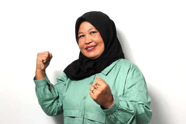 Podekscytowane Azjatki Średnim Wieku Czarnym Hidżabie Luźnej Koszuli Podnoszące Pięść — Zdjęcie stockowe