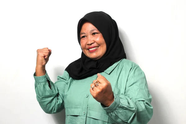 Podekscytowane Azjatki Średnim Wieku Czarnym Hidżabie Luźnej Koszuli Podnoszące Pięść — Zdjęcie stockowe