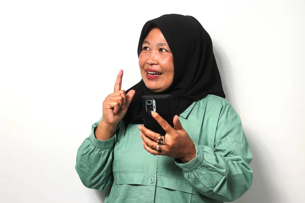 Radosne Azjatki Średnim Wieku Czarnym Hidżabie Ubrane Luźną Koszulę Wskazującą — Zdjęcie stockowe