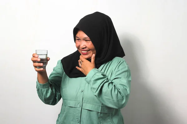 Asiatische Frauen Mittleren Alters Schwarzem Hijab Und Lässigem Hemd Fühlen — Stockfoto