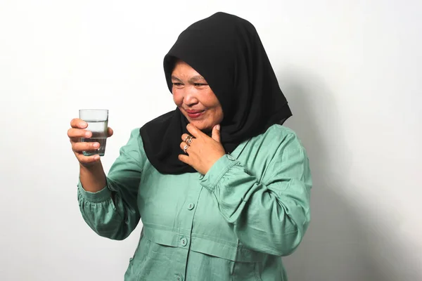 Azjatki Średnim Wieku Czarnym Hidżabie Ubrane Luźną Koszulę Spragnione Gorącej — Zdjęcie stockowe