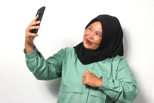 Feliz Mediana Edad Mujeres Asiáticas Vistiendo Hijab Negro Vestido Con —  Fotos de Stock