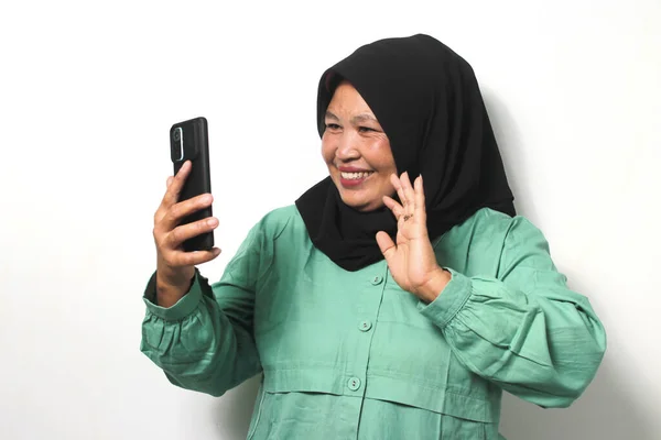Mujer Asiática Mediana Edad Feliz Vistiendo Hijab Negro Vestida Con —  Fotos de Stock