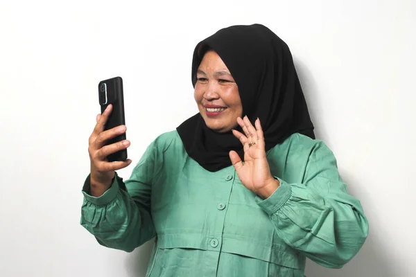 Счастливая Азиатка Средних Лет Черном Хиджабе Повседневной Рубашке Поднимает Руку — стоковое фото