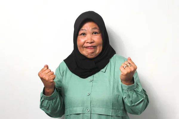 Kızgın Orta Yaşlı Siyah Tesettürlü Günlük Gömlekli Asyalı Kadınlar Beyaz — Stok fotoğraf