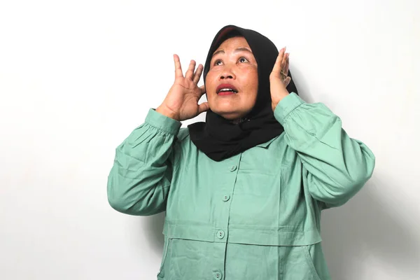 Terkejut Wanita Asia Tengah Mengenakan Jilbab Hitam Dan Mengenakan Kemeja — Stok Foto