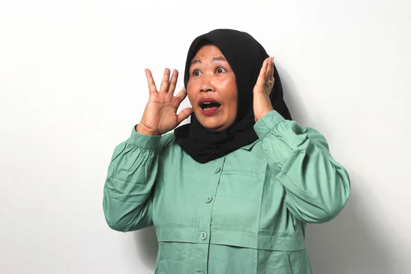 Azjatki Średnim Wieku Czarnym Hidżabie Ubrane Luźną Koszulę Trzymające Się — Zdjęcie stockowe