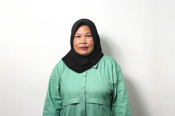 Wanita Asia Usia Menengah Mengenakan Jilbab Hitam Dan Mengenakan Kemeja — Stok Foto