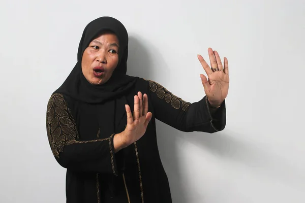 Allvarliga Medelålders Asiatiska Kvinnor Bär Svart Hijab Och Abaya Står — Stockfoto