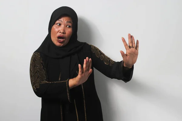 Poważne Azjatyckie Kobiety Średnim Wieku Czarnym Hidżabie Abaja Stojące Wyciągniętą — Zdjęcie stockowe
