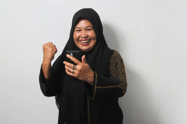 Nadšený Středního Věku Asijské Ženy Sobě Černé Hidžáb Abája Při — Stock fotografie