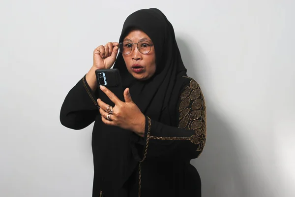 Zszokowana Azjatka Średnim Wieku Czarnym Hidżabie Abaja Podnosząca Okulary Dowiadująca — Zdjęcie stockowe