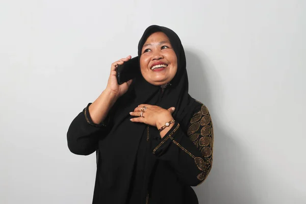 Glad Medelålders Asiatiska Kvinnor Bär Svart Hijab Och Abaya Talar — Stockfoto