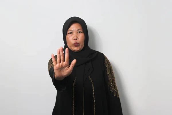 Orta Yaşlı Ciddi Asyalı Kadınlar Siyah Başörtüsü Takıyor Abaya Ellerini — Stok fotoğraf