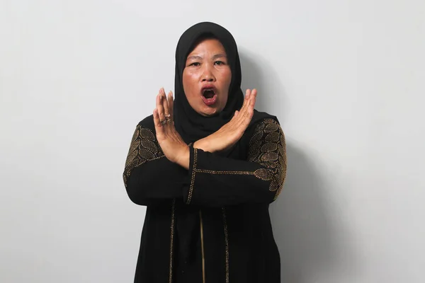 Enojadas Mujeres Asiáticas Mediana Edad Vestidas Negro Hijab Abaya Cruzaron —  Fotos de Stock