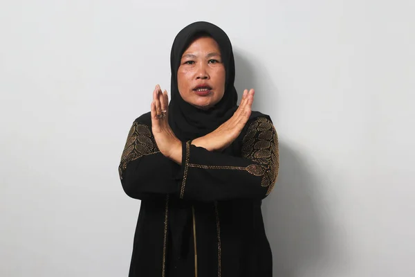 Mérges Középkorú Ázsiai Nők Fekete Hidzsábot Abayát Viselnek Keresztbe Tették — Stock Fotó