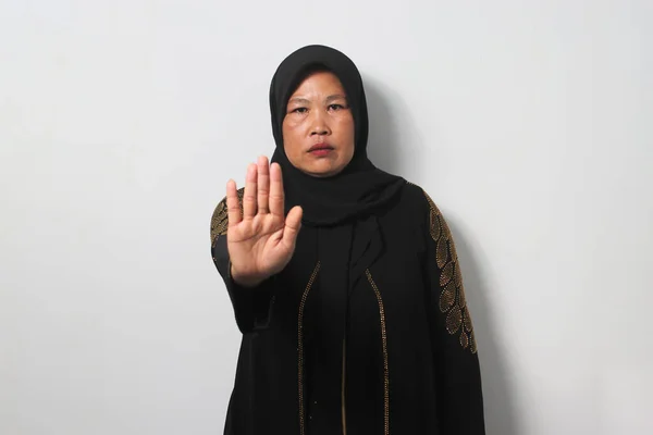 Wanita Asia Tengah Yang Serius Mengenakan Hijab Hitam Dan Abaya — Stok Foto