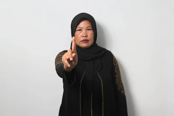 Sérieuses Femmes Asiatiques Âge Moyen Portant Hijab Abaya Noirs Debout — Photo