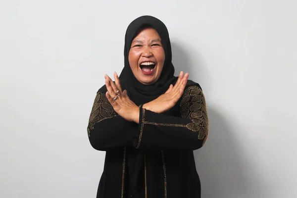 Wściekła Azjatka Średnim Wieku Czarnym Hidżabie Abaja Skrzyżowała Ramiona Odmawiając — Zdjęcie stockowe