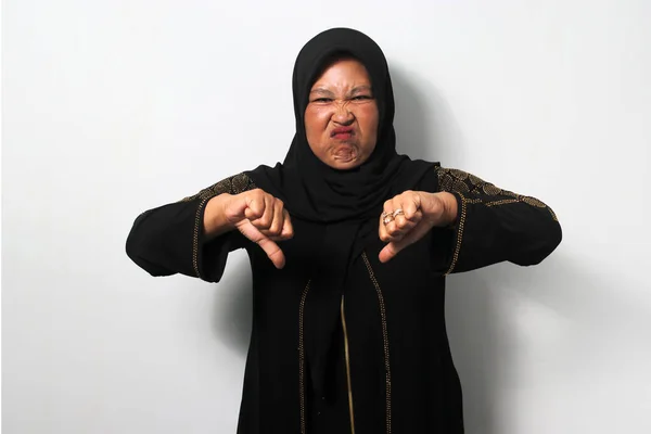 Marah Wanita Asia Tengah Mengenakan Hijab Hitam Dan Abaya Menunjukkan — Stok Foto