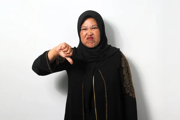 Zdenerwowana Azjatka Średnim Wieku Czarnym Hidżabie Abaja Pochyla Kciuki Wydaje — Zdjęcie stockowe