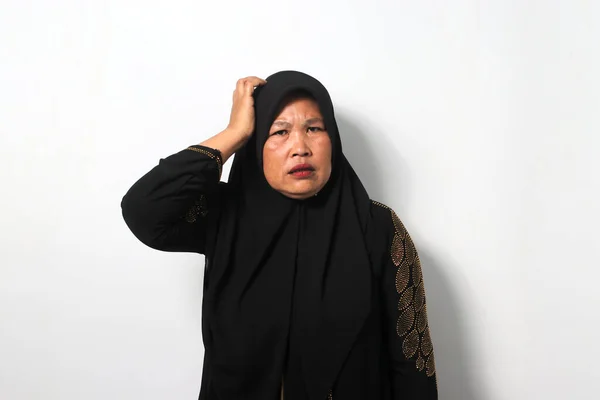 Pensive Azjatki Średnim Wieku Czarnym Hidżabie Abaja Myśląc Ręką Głowie — Zdjęcie stockowe