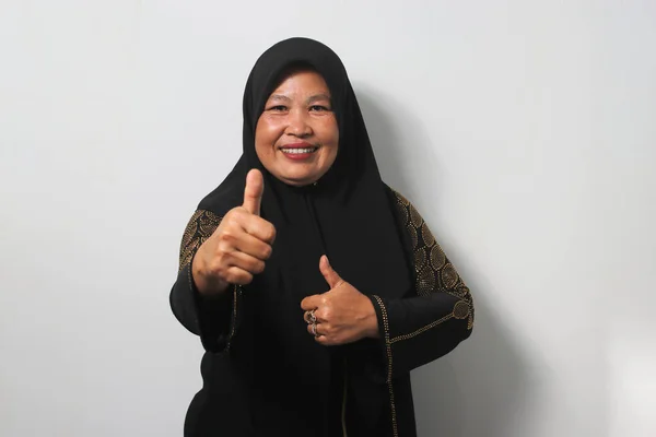 Wesoły Azji Średnim Wieku Kobiety Czarnym Hidżabie Abaja Pokazuje Kciuki — Zdjęcie stockowe