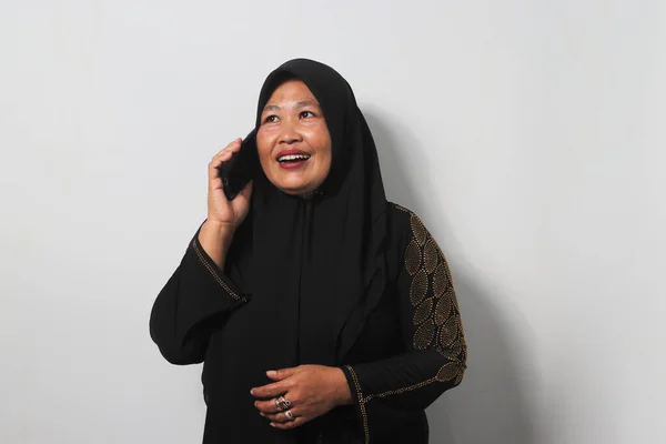 Szczęśliwe Azjatki Średnim Wieku Czarnym Hidżabie Abaja Rozmawiające Przez Telefon — Zdjęcie stockowe