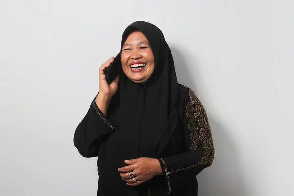 Szczęśliwe Azjatki Średnim Wieku Czarnym Hidżabie Abaja Rozmawiające Przez Telefon — Zdjęcie stockowe