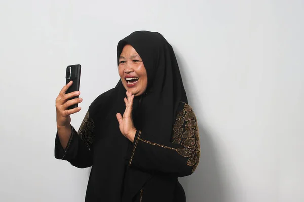 Happy Azjatki Średnim Wieku Czarnym Hidżabie Abaja Machając Ręką Wideo — Zdjęcie stockowe