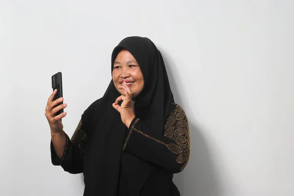 Feliz Mediana Edad Mujeres Asiáticas Con Hijab Negro Abaya Sosteniendo —  Fotos de Stock