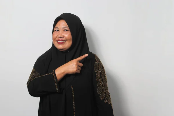 Happy Azjatki Średnim Wieku Czarnym Hidżabie Abaja Wskazując Palcem Prawo — Zdjęcie stockowe