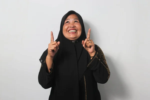 Happy Middle Aged Asian Women Wearing Black Hijab Abaya Pointing — Stock Photo, Image