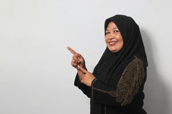 Podekscytowane Azjatyckie Kobiety Średnim Wieku Czarnym Hidżabie Abaja Wskazując Palcem — Zdjęcie stockowe