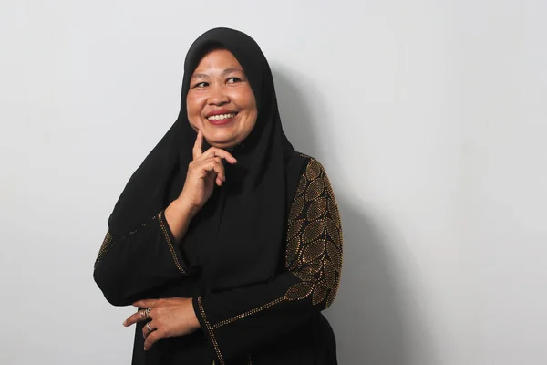 Pensive Středního Věku Asijské Ženy Sobě Černé Hidžáb Ležérní Košile — Stock fotografie