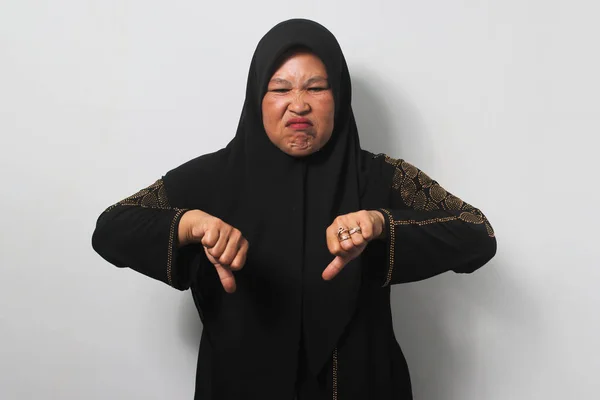 Perturbado Meia Idade Mulheres Asiáticas Vestindo Preto Hijab Abaya Mostrar — Fotografia de Stock