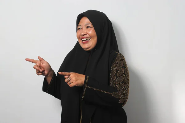 Izgalmas Középkorú Ázsiai Nők Fekete Hidzsábot Abayát Viselnek Ujjal Mutogatva — Stock Fotó