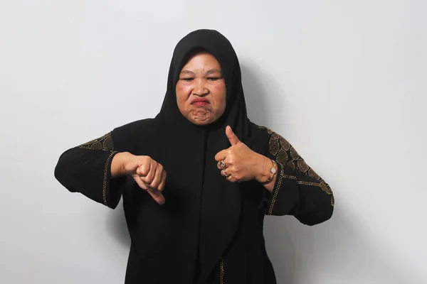 Verärgerte Asiatische Frauen Mittleren Alters Tragen Schwarzen Hijab Und Abaya — Stockfoto