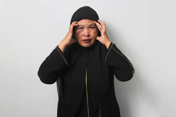 Sağlıksız Orta Yaşlı Siyah Tesettür Abaya Giyen Asyalı Kadınlar Beyaz — Stok fotoğraf