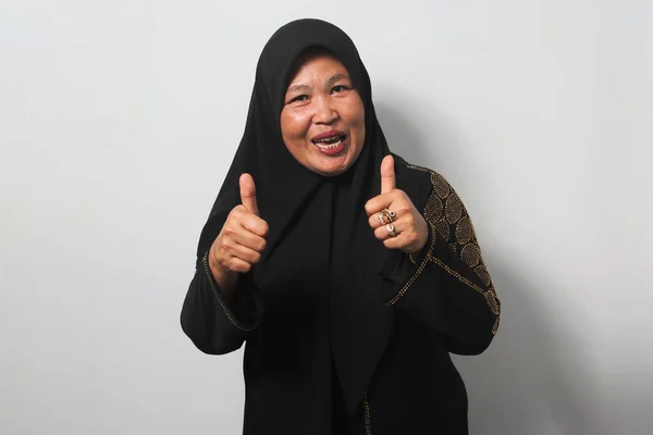 Wesoły Azji Średnim Wieku Kobiety Czarnym Hidżabie Abaja Pokazuje Kciuki — Zdjęcie stockowe