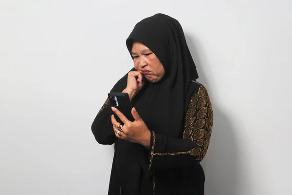 Mulheres Asiáticas Meia Idade Vestindo Hijab Preto Abaya Sente Triste — Fotografia de Stock