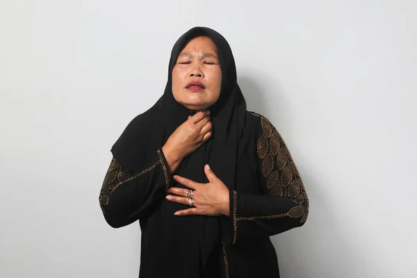 Niezdrowe Azjatyckie Kobiety Średnim Wieku Czarnym Hidżabie Abaja Czuje Się — Zdjęcie stockowe