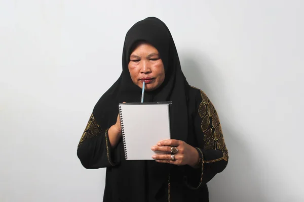 Wanita Asia Paruh Baya Yang Mengenakan Jilbab Hitam Dan Baju — Stok Foto