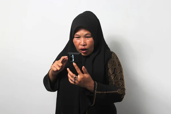 Impactadas Mujeres Asiáticas Mediana Edad Que Usan Hijab Negro Abaya —  Fotos de Stock
