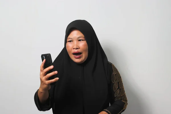 Šokovaný Středního Věku Asijské Ženy Sobě Černé Hidžáb Abája Reagující — Stock fotografie