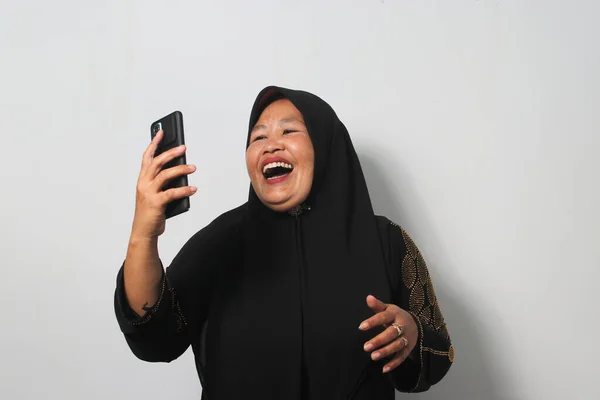 Счастливые Азиатские Женщины Средних Лет Носить Черный Хиджаб Абая Реагируя — стоковое фото