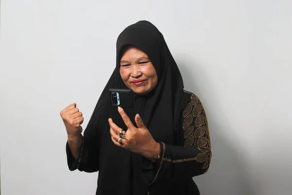 Spännande Medelålders Asiatiska Kvinnor Bär Svart Hijab Och Abaya Tittar — Stockfoto